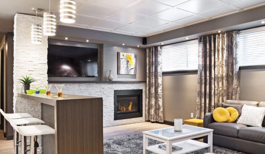 salon-au-sous-sol-avec-plafond-suspendu