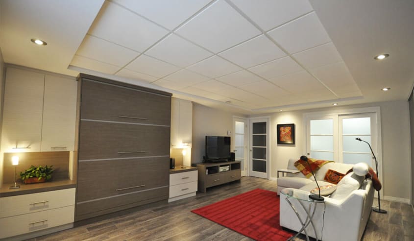 salon-au-sous-sol-avec-plafond-suspendu-blanc