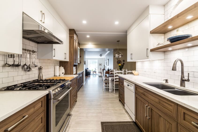 armoire de cuisine en mélamine blanche avec dosseret en céramique