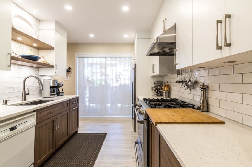 armoire de cuisine en mélamine (imitation de noyer) et comptoir en quartz noir
