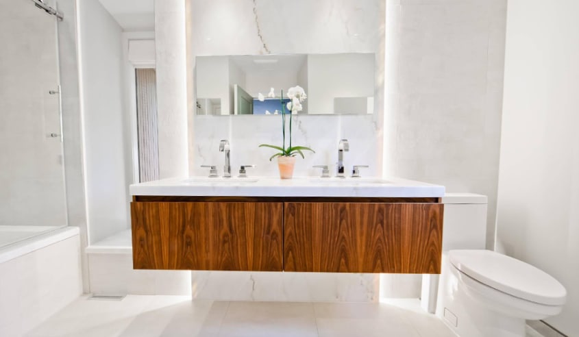 salle-de-bain-moderne-avec-eclairage-architectural