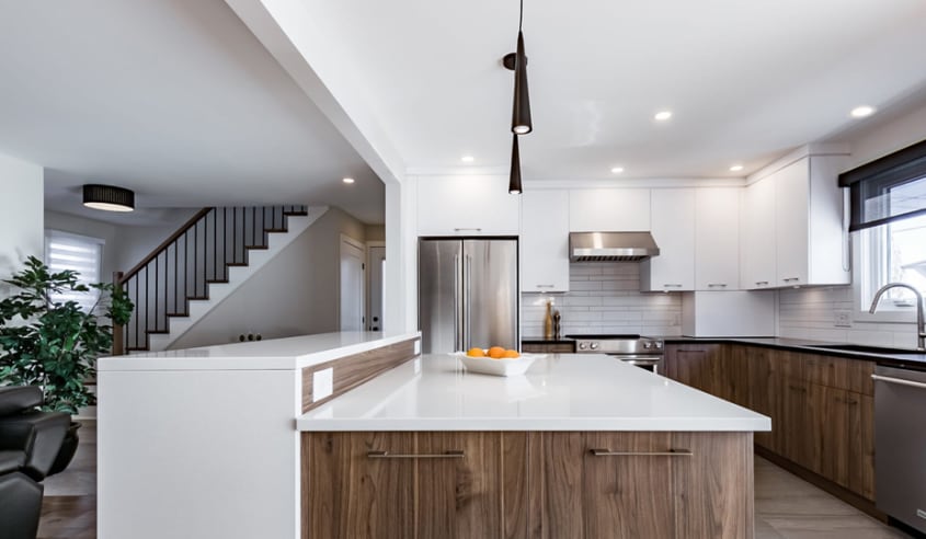 cuisine-contemporaine-avec-armoire-blanche-et-bois