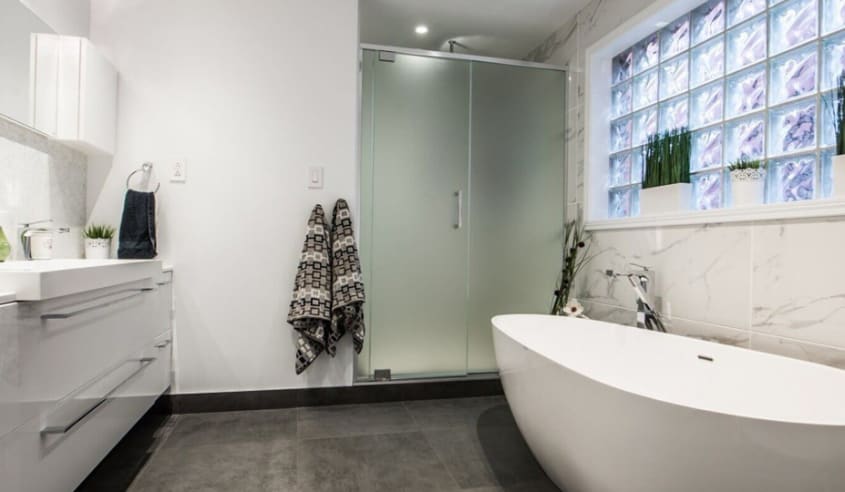 salle-de-bain-moderne-avec-marbre