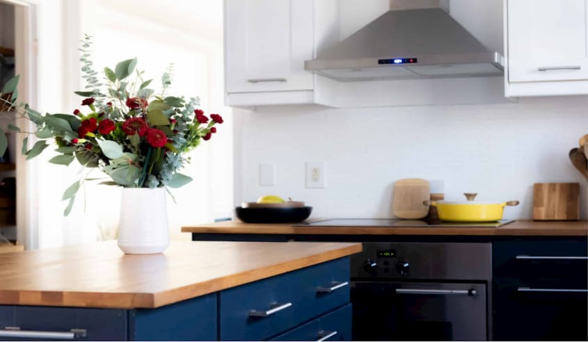 comptoir de cuisine en bois avec armoires bleu marin
