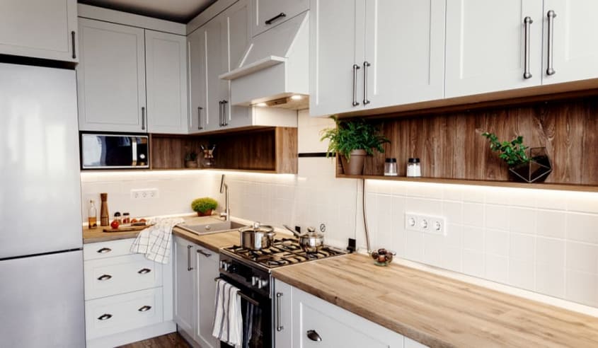 comptoir de cuisine en bois avec armoires blanches