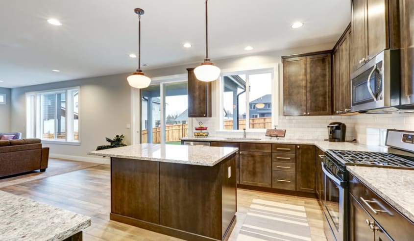 comptoir en granite avec armoires en bois brun
