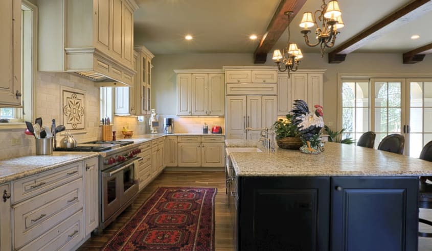 comptoir de cuisine en granite dans une cuisine deux tons de style rustique