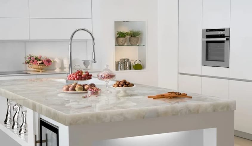 comptoirn de marbre blanc dans une cuisine classique