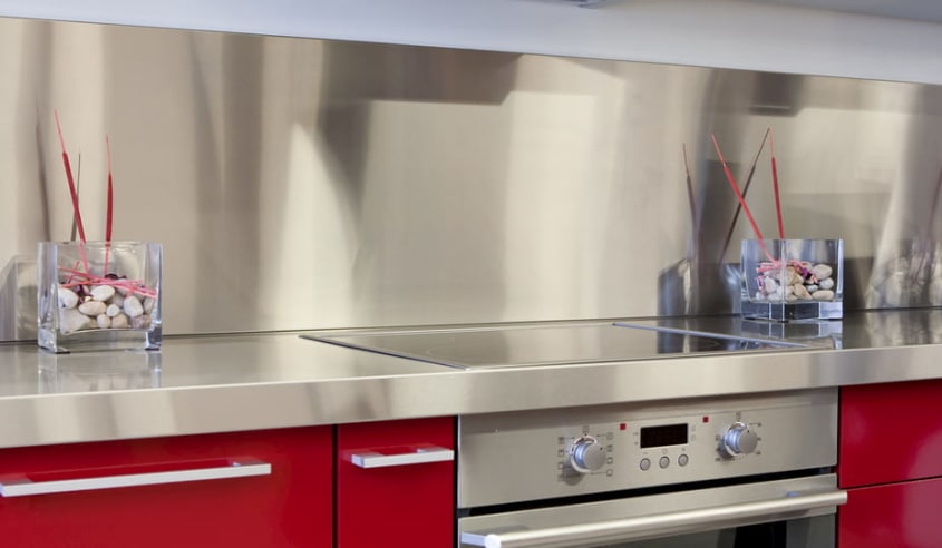 comptoir de cuisine en acier inoxydable avec armoires rouges