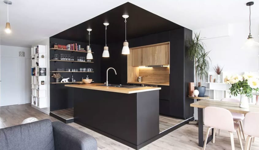 cuisine noire dans espace à aire ouverte