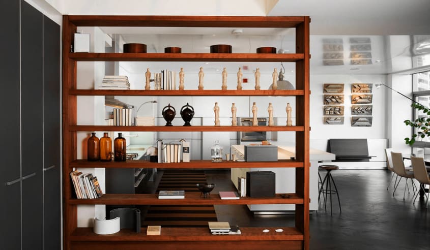etagere en bois foncee servant de division de pièce