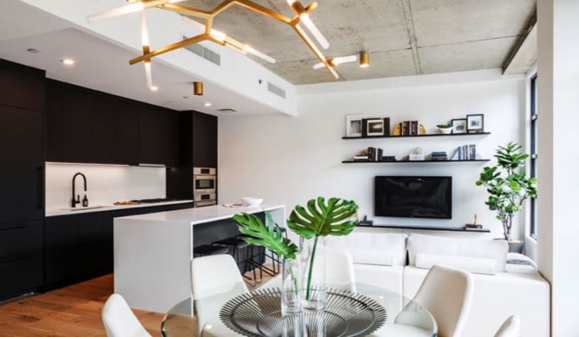 maison a aire ouverte avec retombée de plafond dans la cuisine