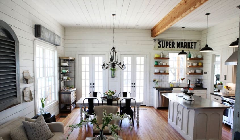 vieille maison renovée avec poutre de plafond en bois