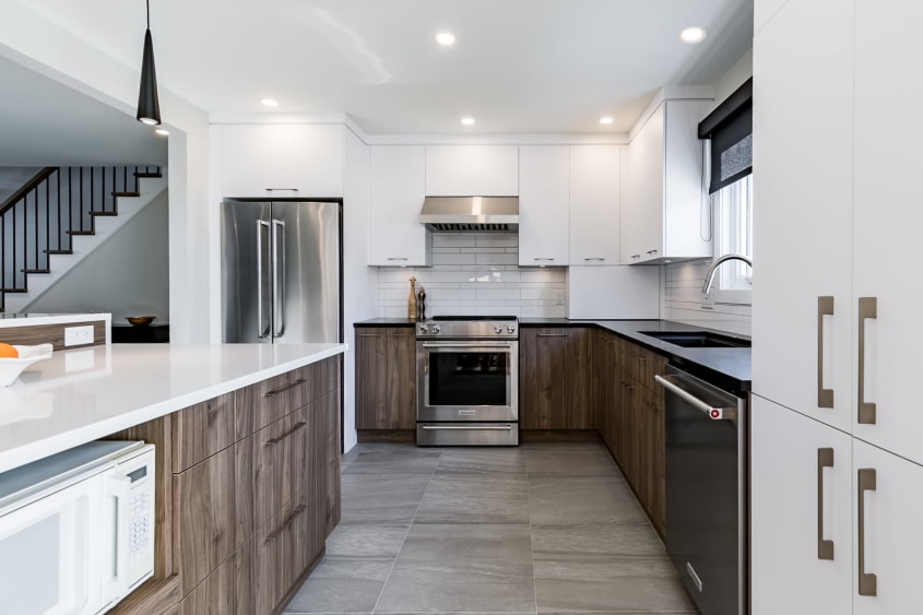 cuisine moderne deux tons avec électroménagers en stainless et comptoir en quartz blanc