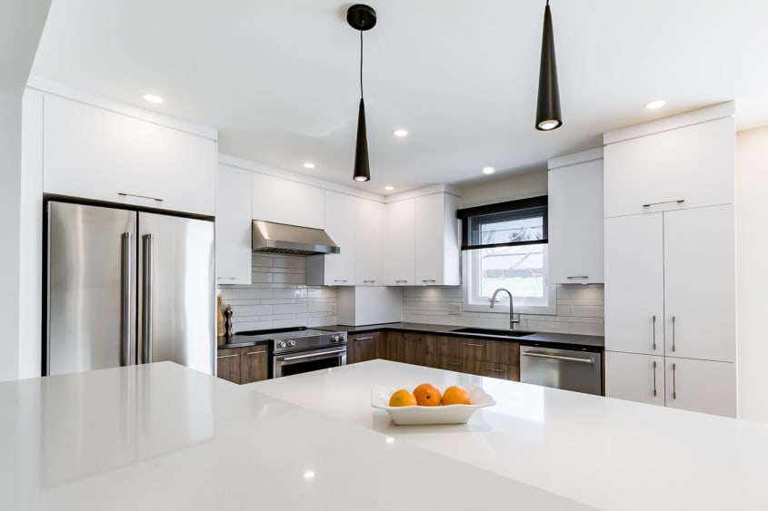 rénovation de cuisine moderne deux tons avec comptoir en quartz