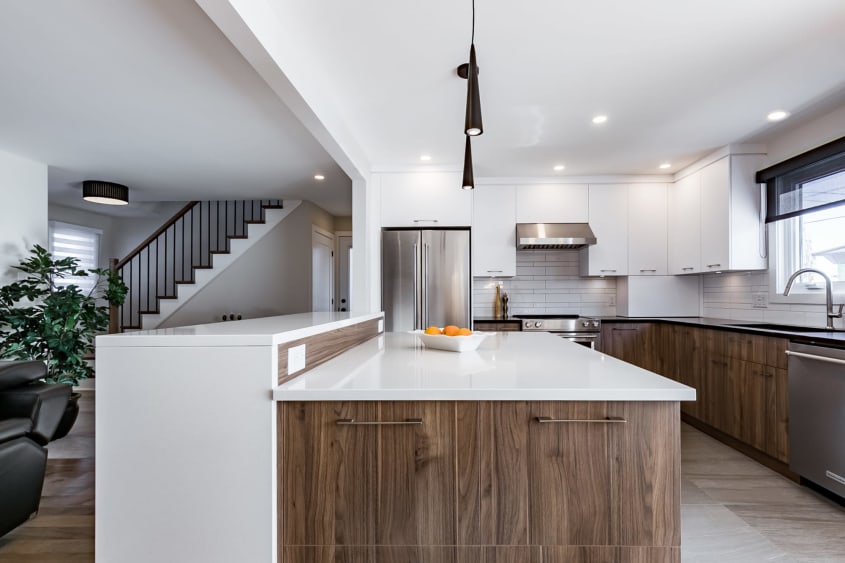 cuisine rénovée au design moderne avec vue sur le salon