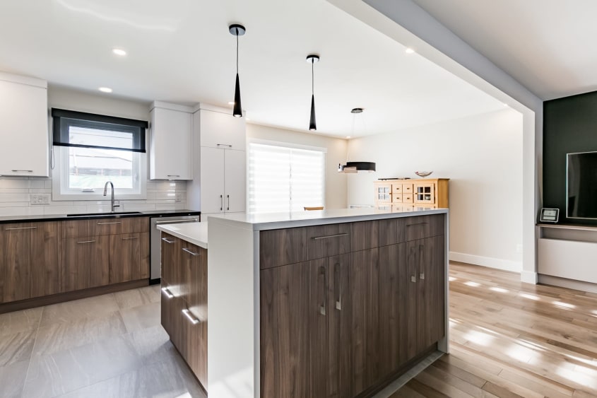 cuisine ouverte de style contemporain avec cabinets deux tons et comptoir en quartz