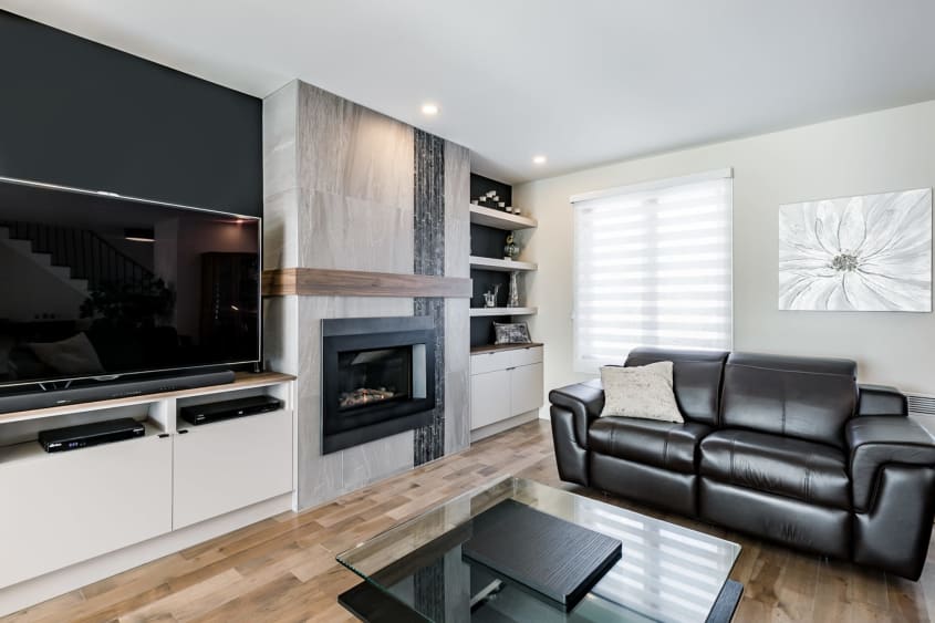meuble sur mesure avec foyer moderne au gaz et plancher en bois franc
