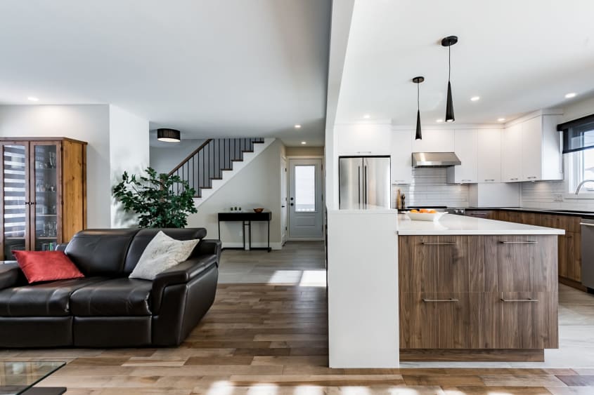cuisine moderne à aire ouverte avec vue sur le salon