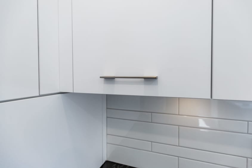 armoire de cuisine en mélamine blanche avec dosseret en céramique