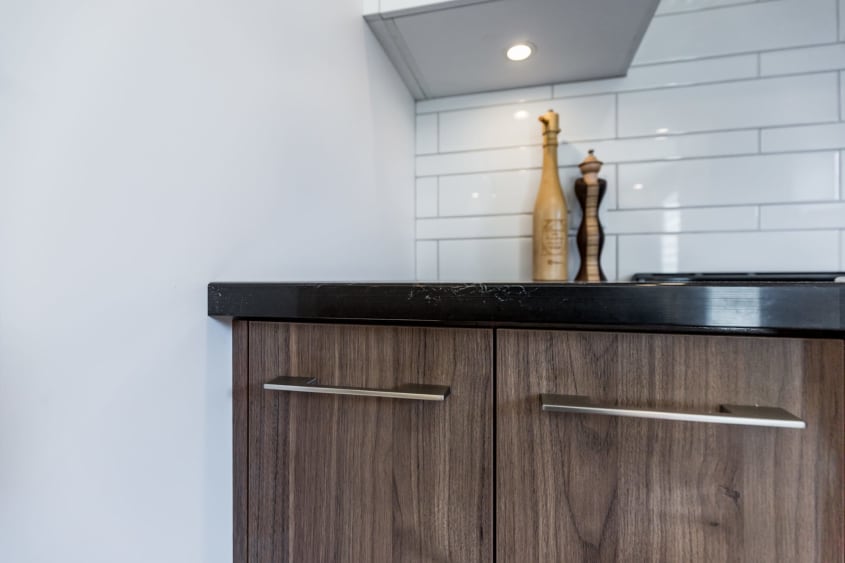 armoire de cuisine en mélamine (imitation de noyer) et comptoir en quartz noir
