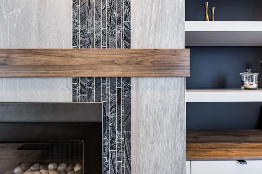 manteau de foyer en céramique pâle avec bordure en bois