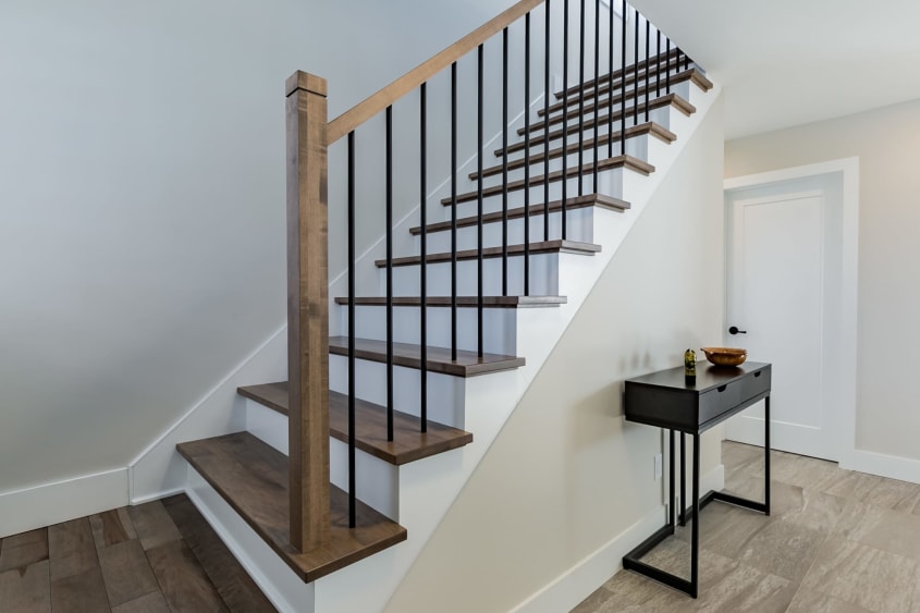 escalier en bois brun pâle nouvellement rénové