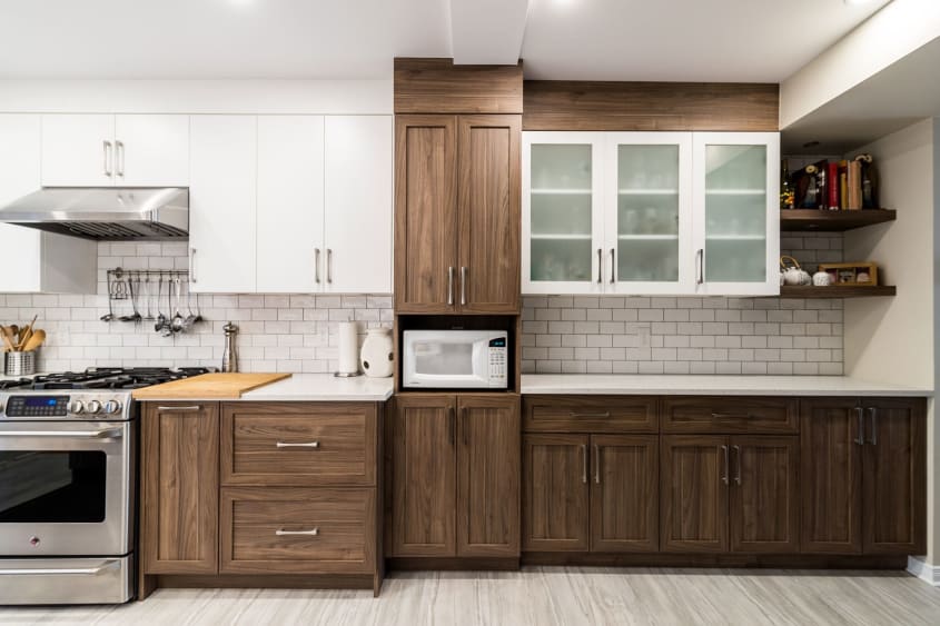 rénovation cuisine classique deux tons avec comptoir en quartz et cuisinière au gaz