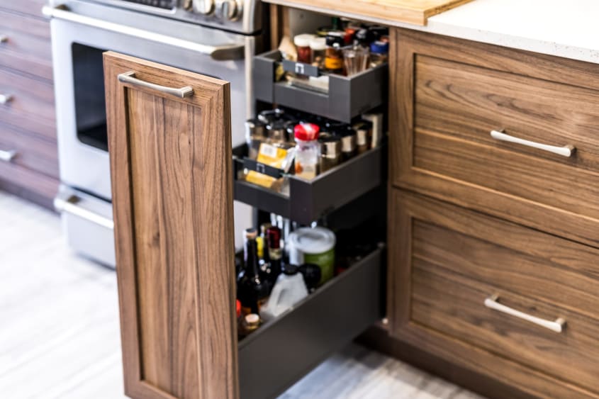 tiroir à épices dans une armoire coulissante brune