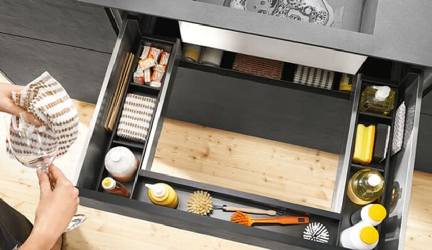 Rangement intégré dans un tiroir sous un lavabo de cuisine - Blum