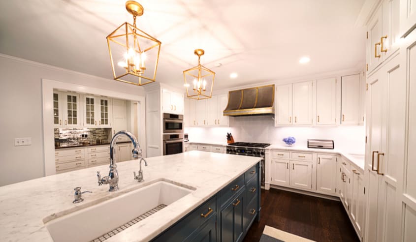 cuisine traditionnelle avec luminaire suspendus