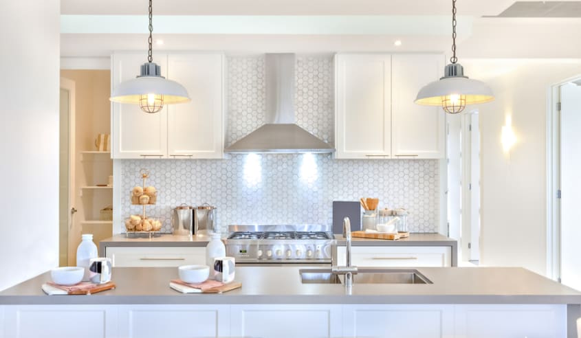 cuisine blanche avec encastré et lumiere suspendues