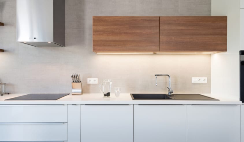 cuisine contemporaine avec lumiere sous les armoires