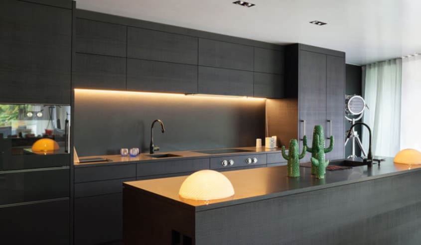 cuisine noire avec lumière sous les armoires