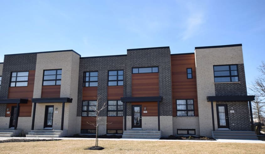 maison-en-rangee-moderne-avec-revetement-exterieur-mac-en-acier