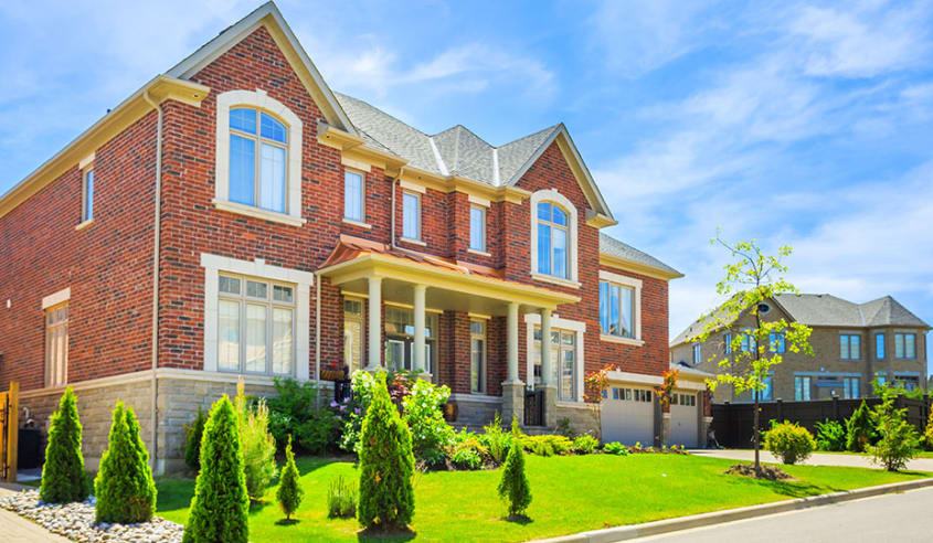 maison jumele avec revetement exterieur avec brique rouge