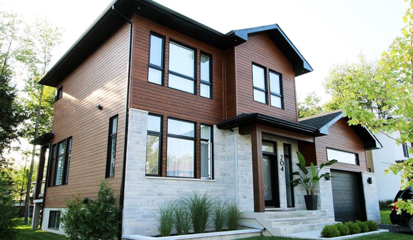 maison avec revetement en bois torréfié