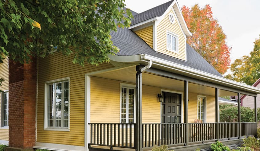 maison campagnarde avec revetement en bois peint en jaune