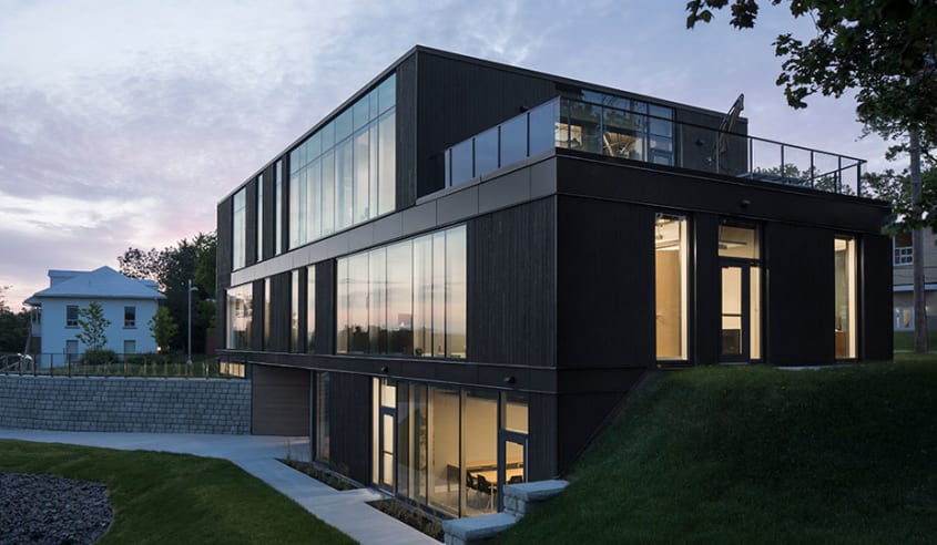 maison contemporaine avec revetement de bois noir