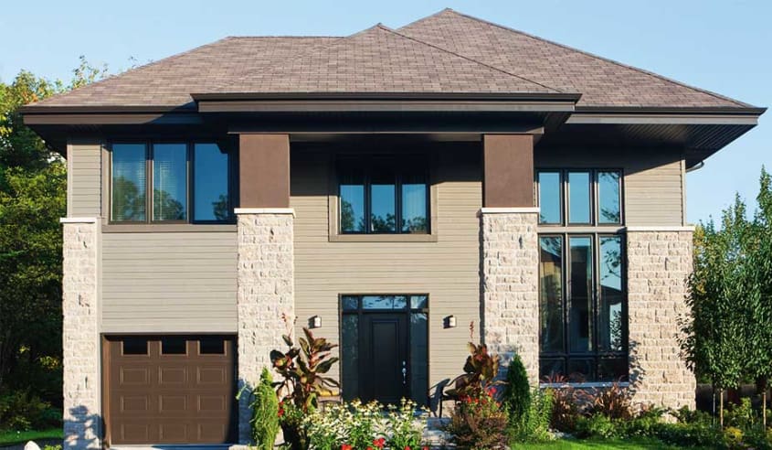 maison contemporaine avec revetement de bois teint en beige et colones de pierres