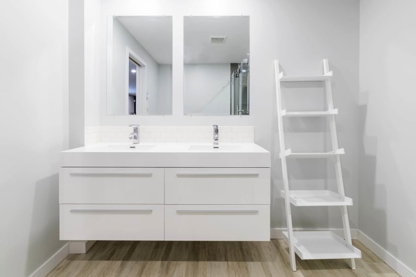 Vanité blanche dans une salle de bain rénovée au sous-sol