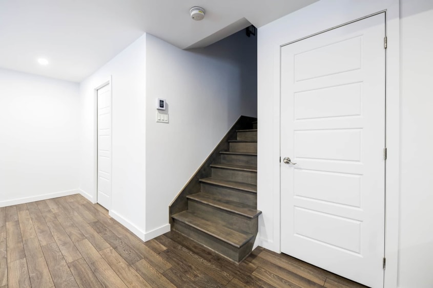 Escalier en merisier dans un sous-sol rénové