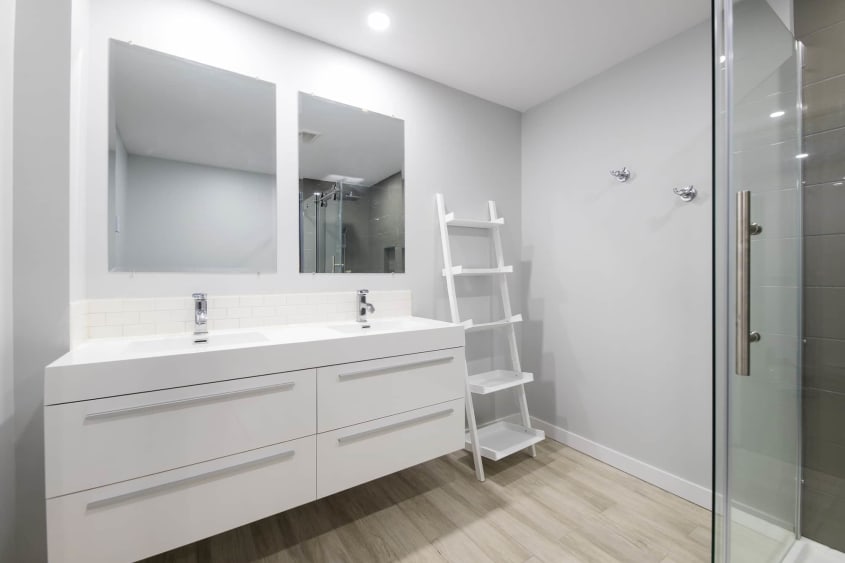 Salle de bain moderne dans un sous-sol rénové