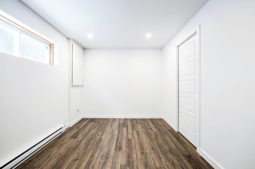 finition de sous-sol moderne avec plancher en bois flottant
