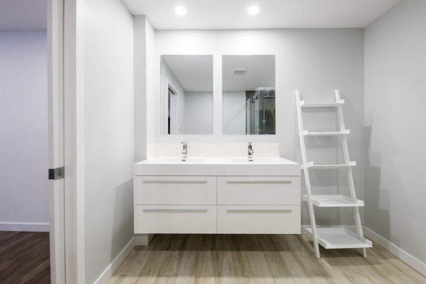 Pocket door dans une sall de bain contemporaine de sous-sol rénové