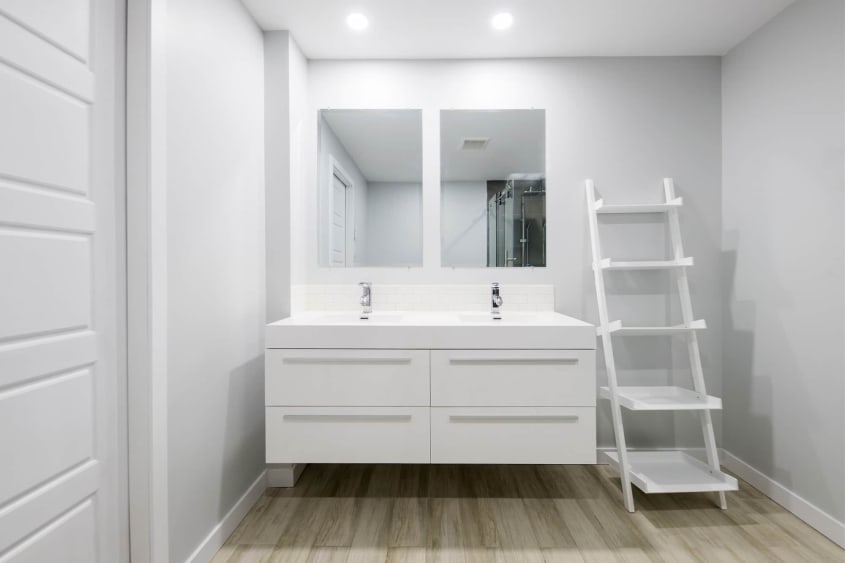 Pocket door fermée dans une salle de bain de sous-sol rénové