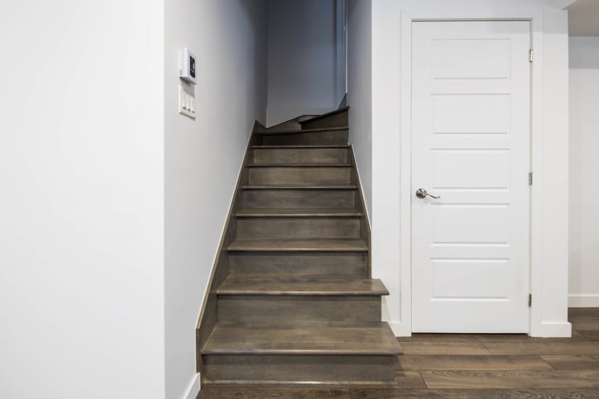 Descente d'escalier de sous-sol en meriser