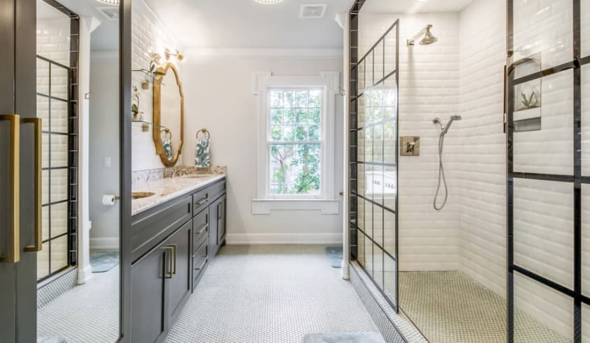 salle de bain classique avec douche en céramique et miroir or