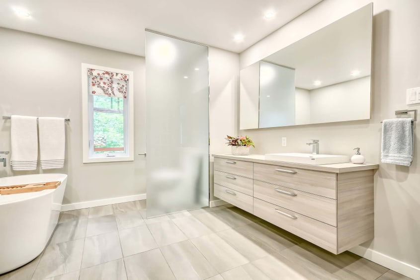 salle de bain moderne dans les tons de beige