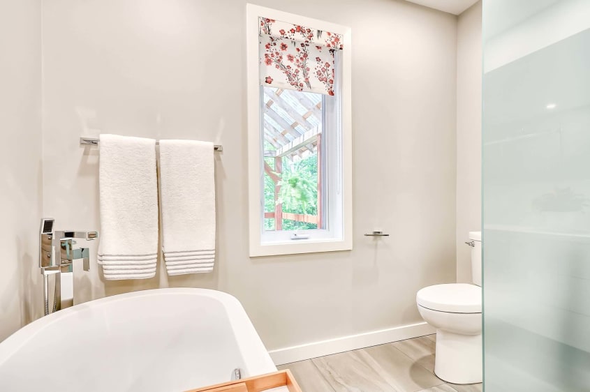 salle de bain contemporaine avec bain autoportant et douche vitrée